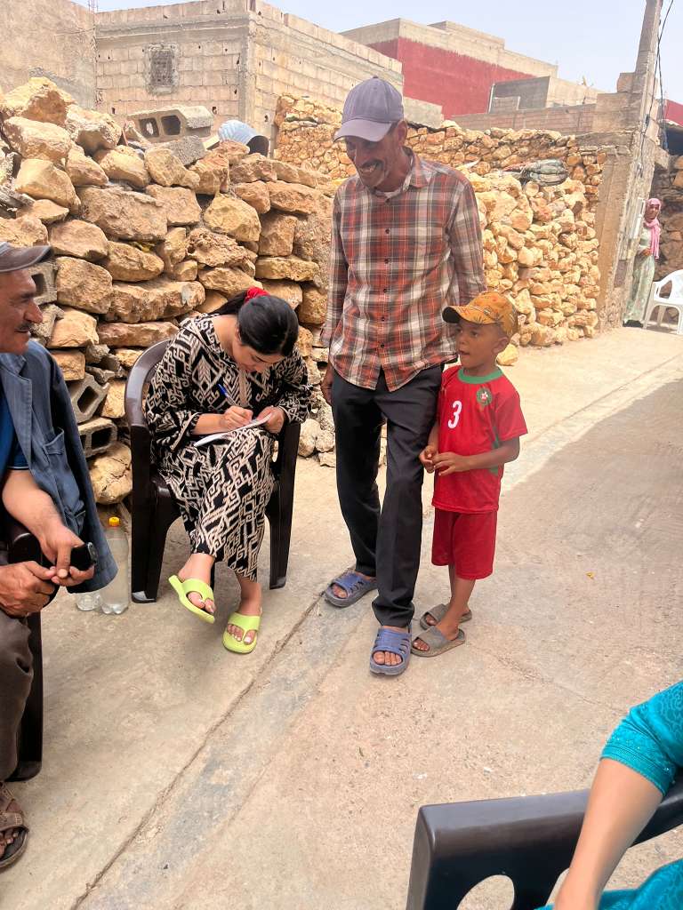 taking notes of people needs